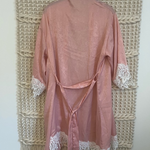 Silky Pink Robe Size S-L - Picture 2 of 8